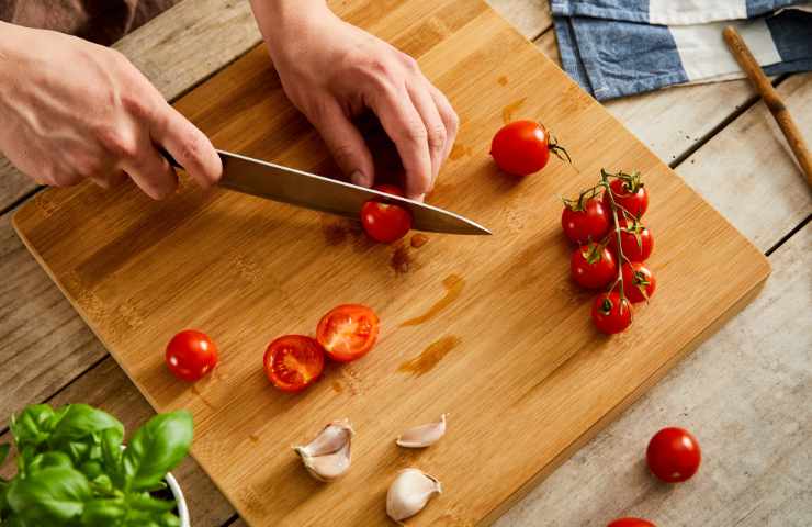aglio e pomodori su tagliere