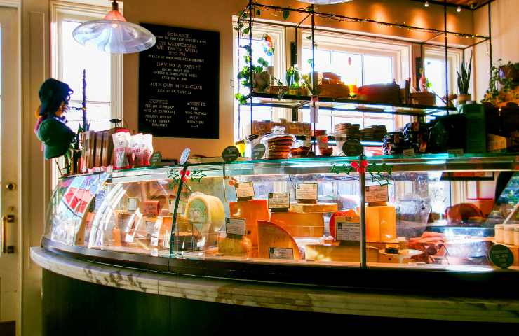 banco formaggi in esposizione