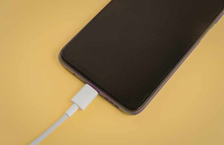 smartphone in modalità ricarica