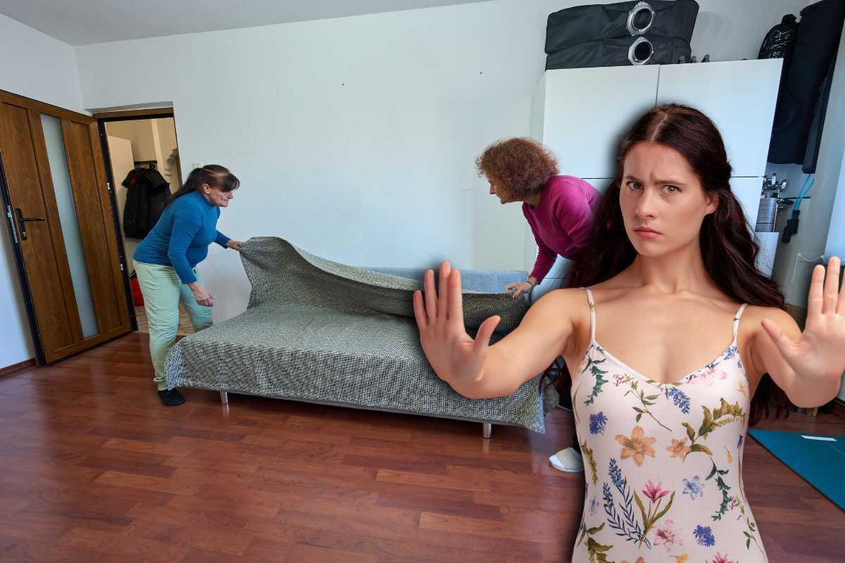 divano letto con donna che dice basta