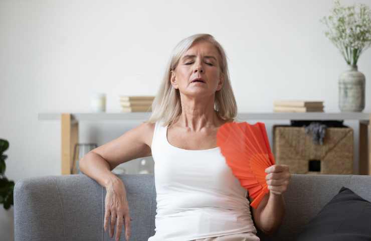 donna anziana con ventaglio