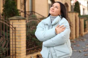 donna che cammina in strada