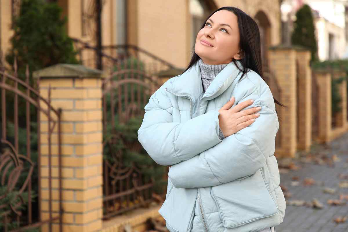 donna che cammina in strada