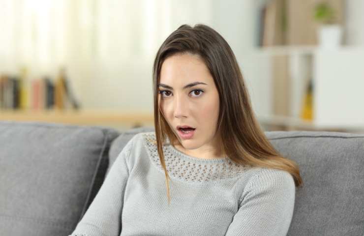 donna con espressione perplessa