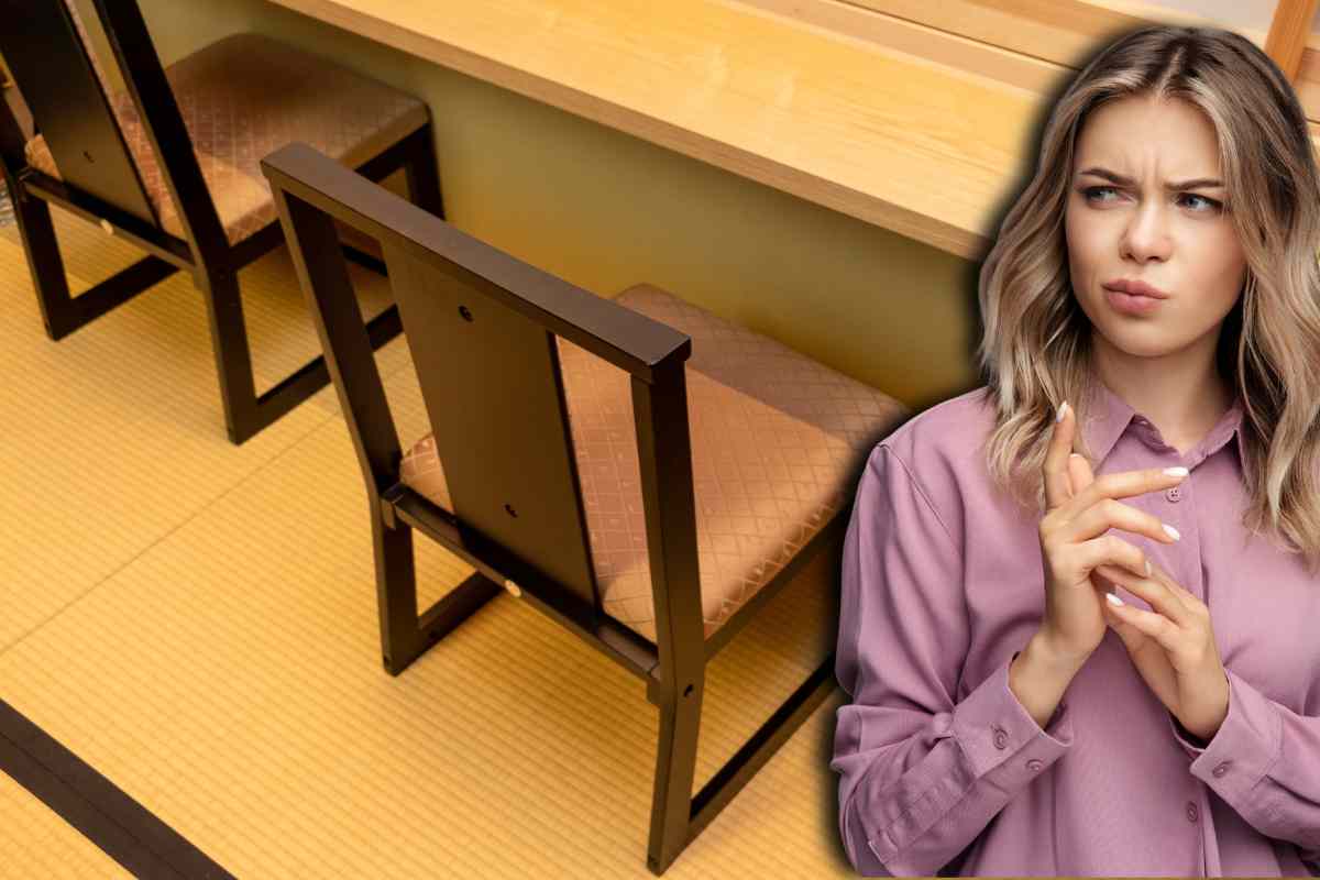 donna che guarda una sedia