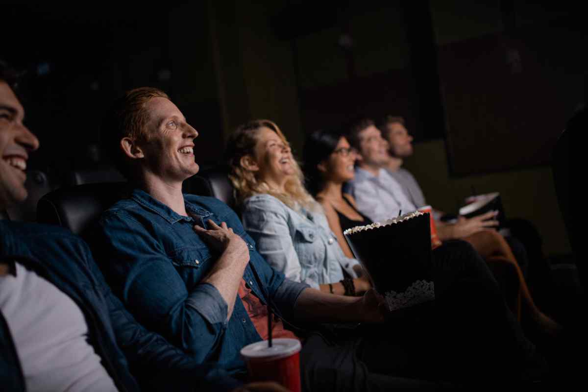 persone che guardano film al cinema