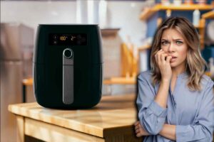 friggitrice ad aria con una donna preoccupata