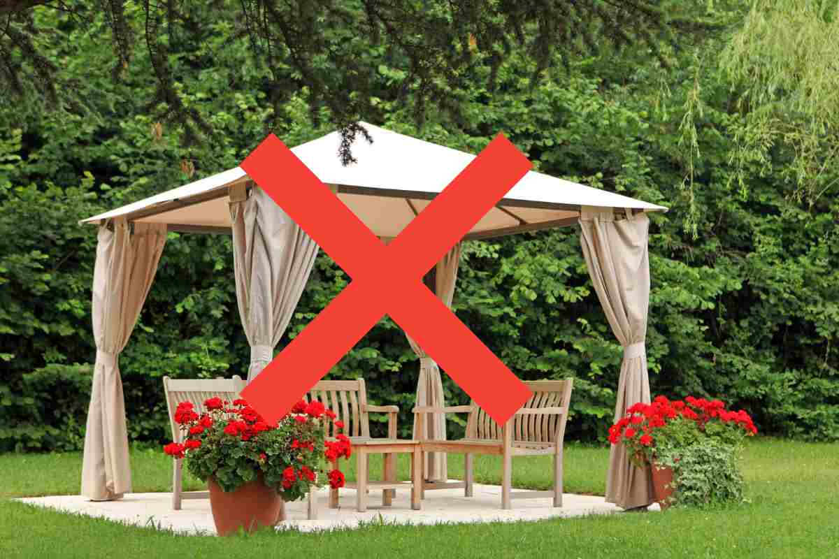 gazebo in giardino con fiori