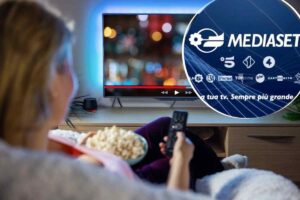 donna che guarda la tv