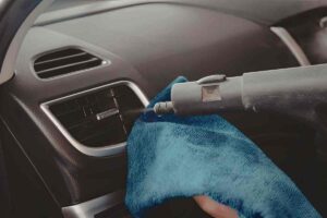 pulizia all'interno dell'auto