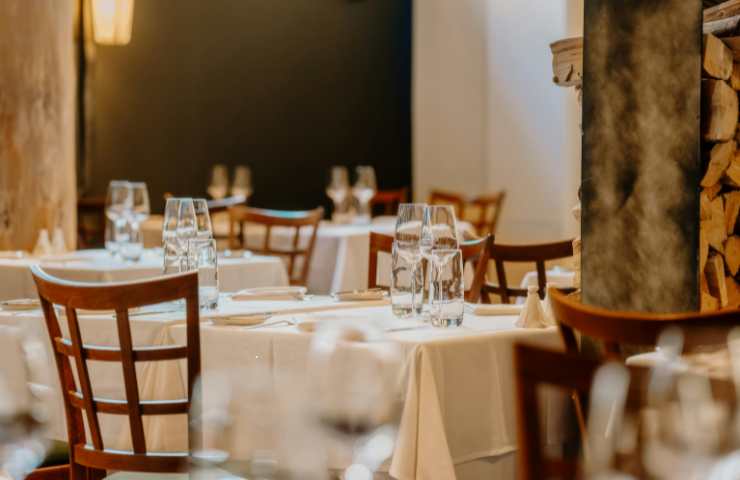 sedie e tavoli al ristorante