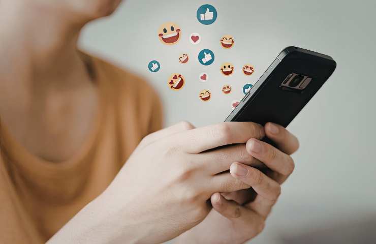 emoji che escono dallo smartphone
