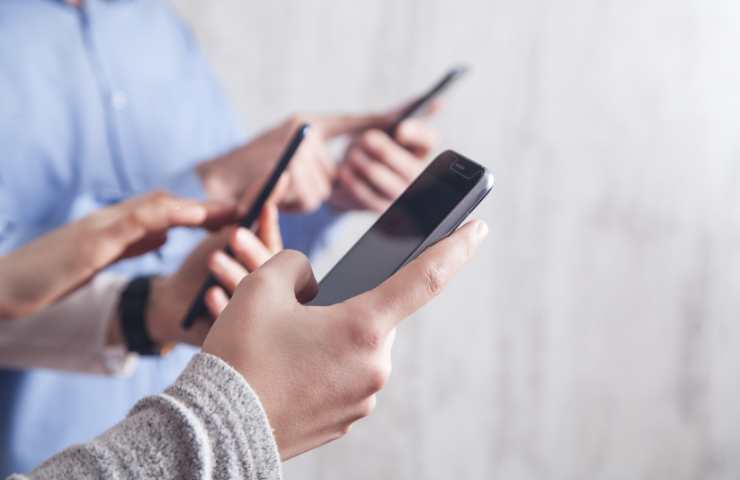 smartphone in mano a delle persone