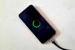 smartphone in ricarica