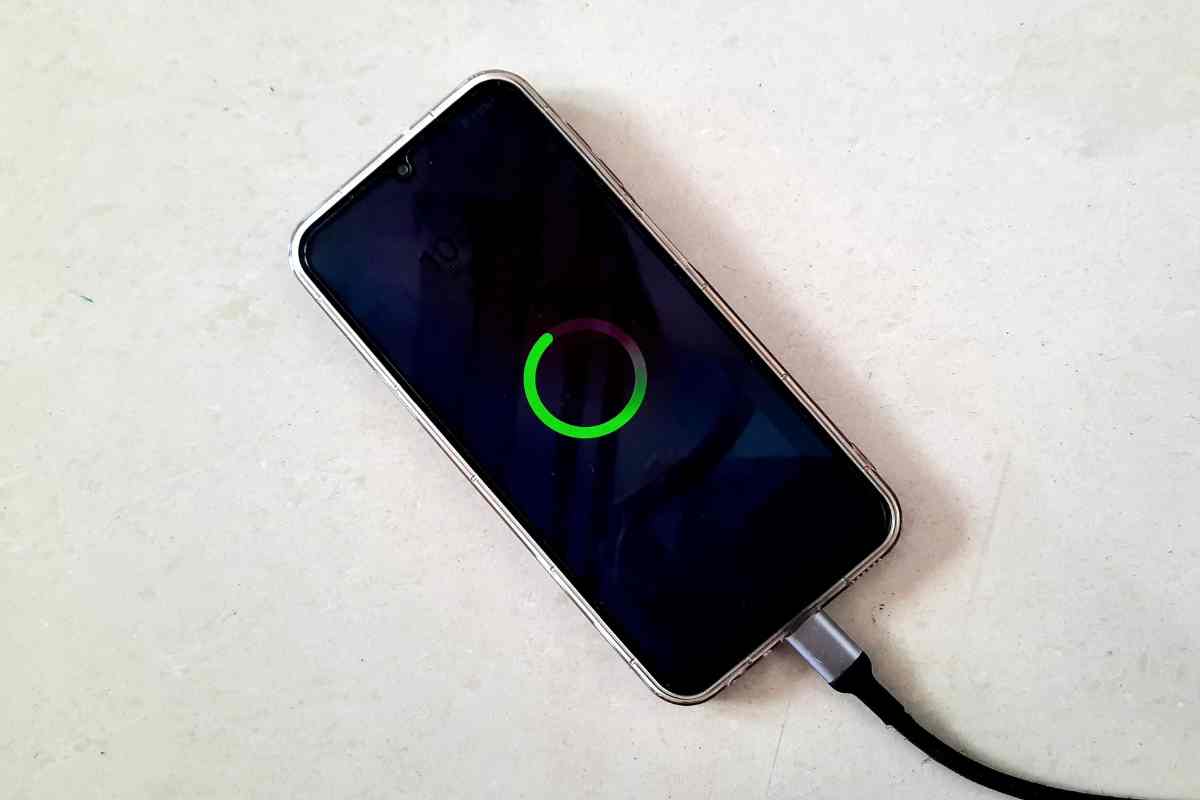 smartphone in ricarica