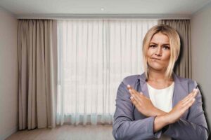 donna che dice basta alle classiche tende