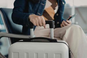 valigia in mano in aeroporto