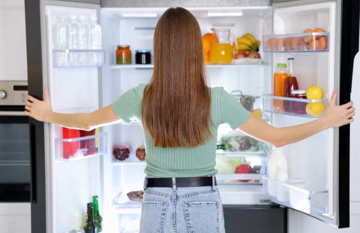donna che apre il frigo