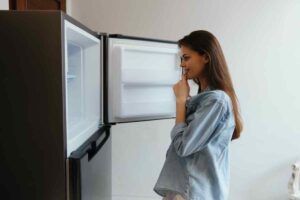 donna guarda il frigorifero