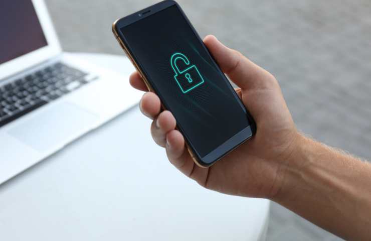 smartphone con lucchetto sullo schermo